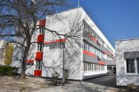 Jubileumához közeledve újjászületett a Széchenyi körúti piros iskola